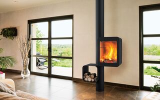 Grappus est plus qu’un poêle à bois, c’est une structure qui rythme, sublime le feu et compose l’espace. En portant son foyer bien haut, en contrepied du casier à bois, il se rend facile à l’usage et il s’adapte aux espaces.