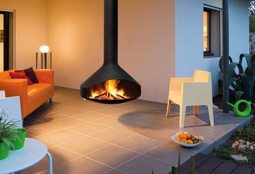 Sa forme pure, ergonomique, de sages dimensions, sa sensibilité thermique due à la surface d'échange, la réalisation sur mesure du conduit et de la platine font de l'Ergofocus un des modèles au foyer suspendu et ouvert le plus élu de la gamme.