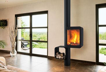 Grappus est plus qu’un poêle à bois, c’est une structure qui rythme, sublime le feu et compose l’espace. En portant son foyer bien haut, en contrepied du casier à bois, il se rend facile à l’usage et il s’adapte aux espaces.
