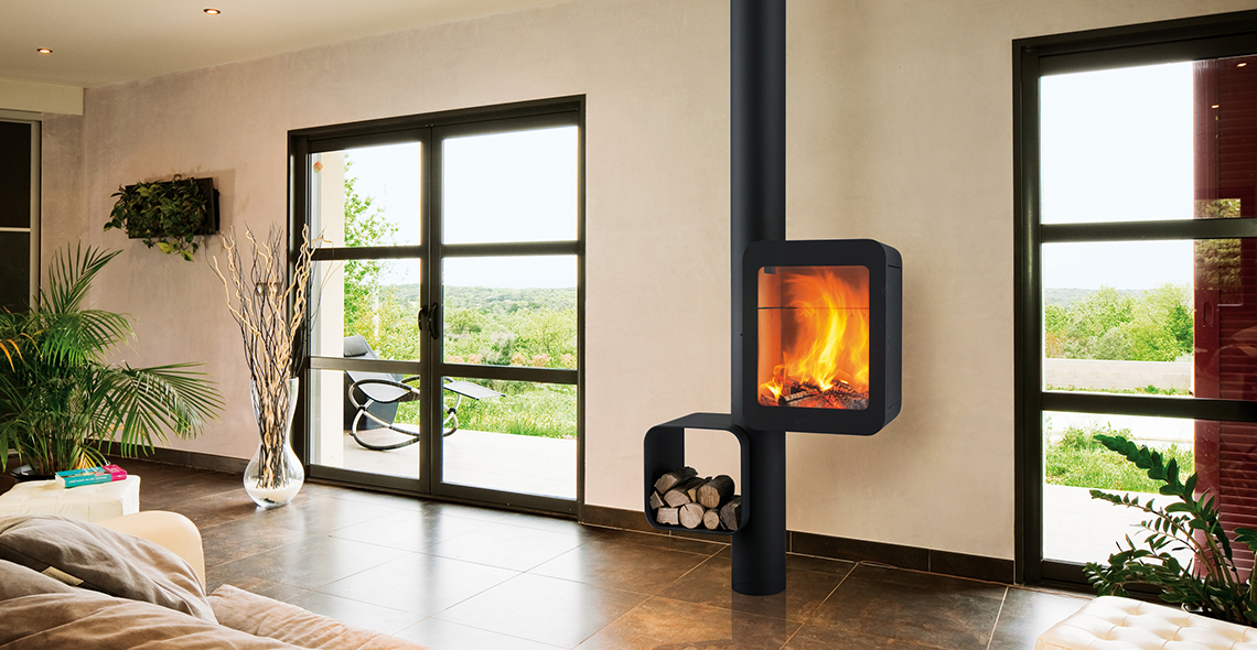 Grappus est plus qu’un poêle à bois, c’est une structure qui rythme, sublime le feu et compose l’espace. En portant son foyer bien haut, en contrepied du casier à bois, il se rend facile à l’usage et il s’adapte aux espaces.